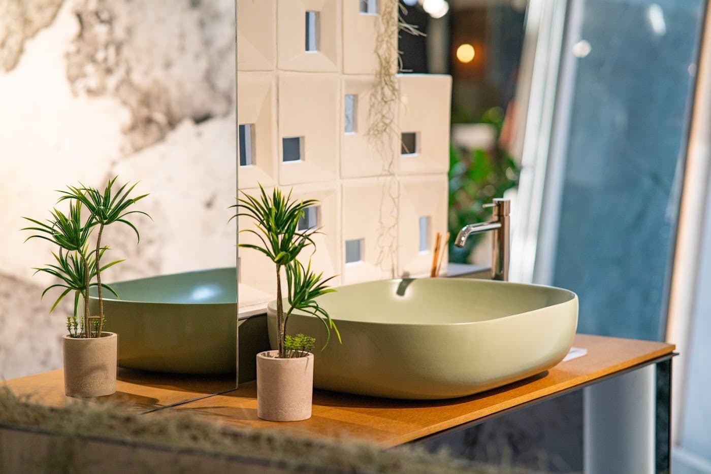 Lavatório verde de design em ambiente natural no showroom MVasconcelos