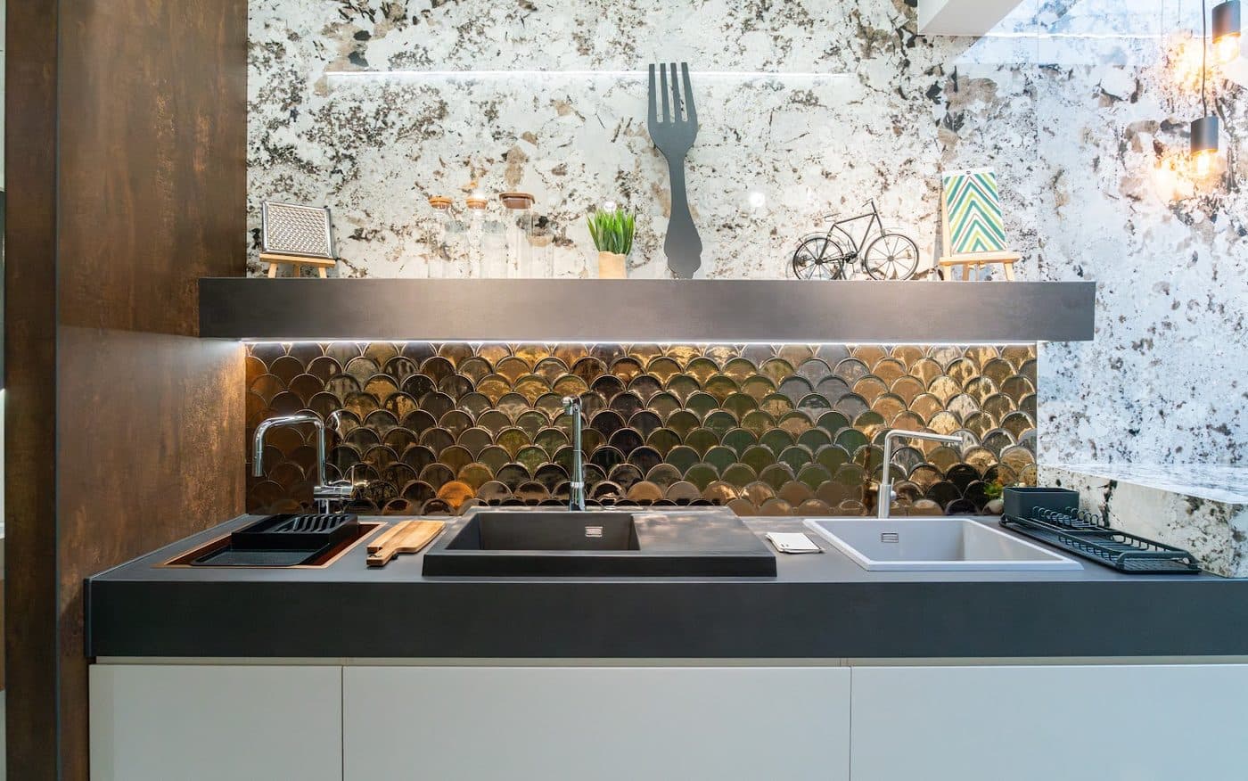 Cozinha completa com ilha e bancada em pedra no showroom MVasconcelos