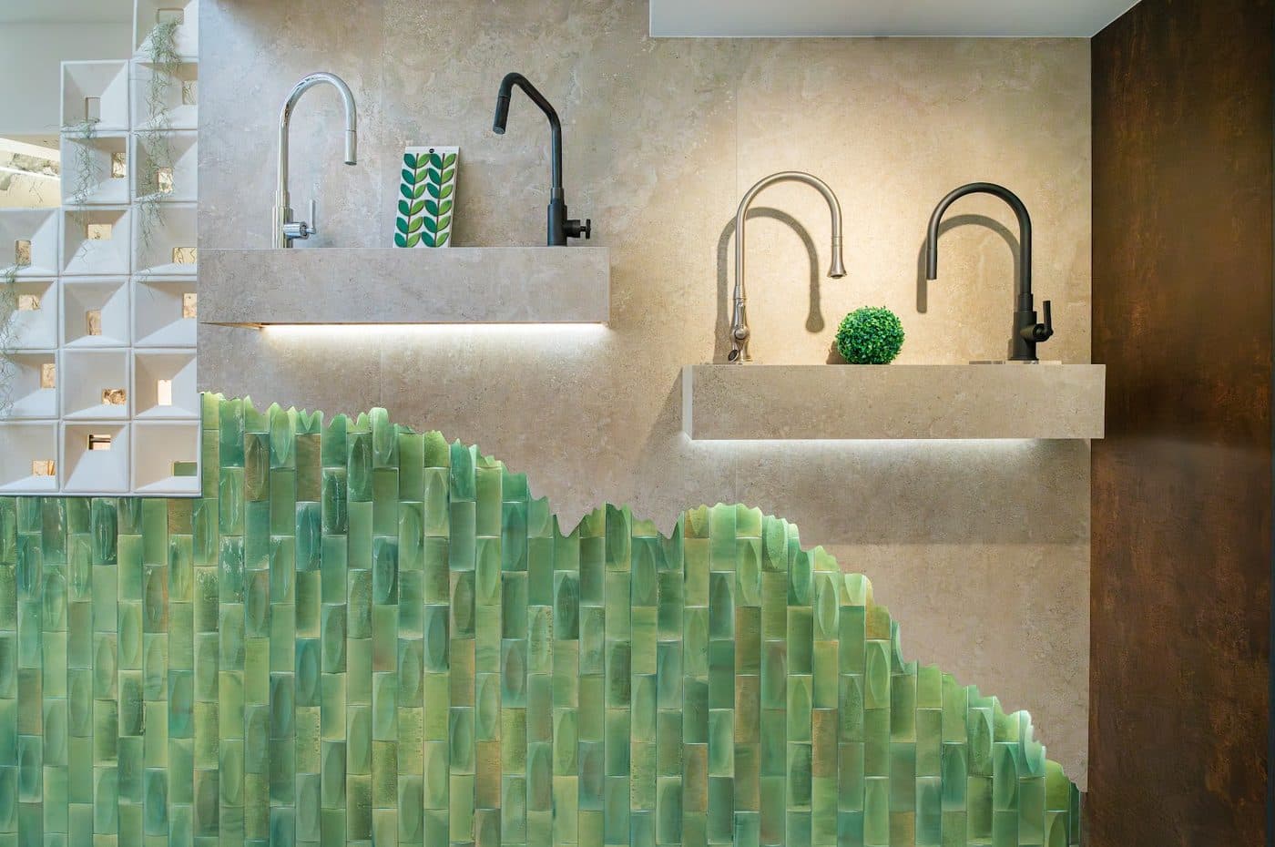 Lava-louça de cozinha com revestimento em azulejo verde
