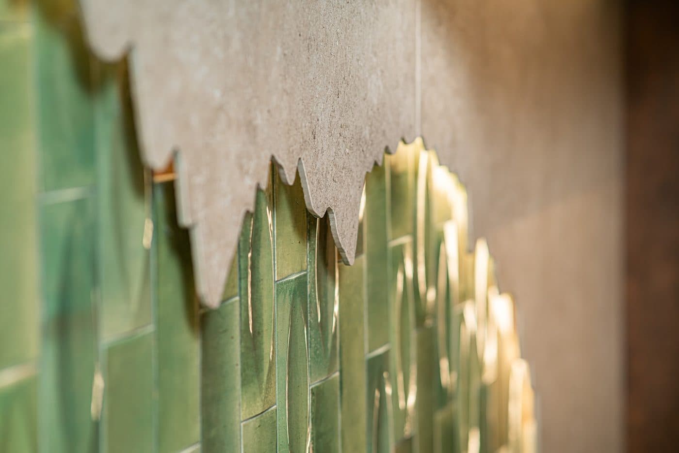 Parede em azulejo escama verde no showroom de cozinhas
