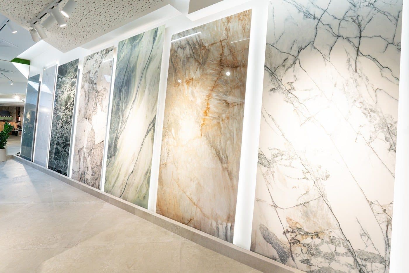 Placas de cerâmica de grande formato em exposição no showroom MVasconcelos
