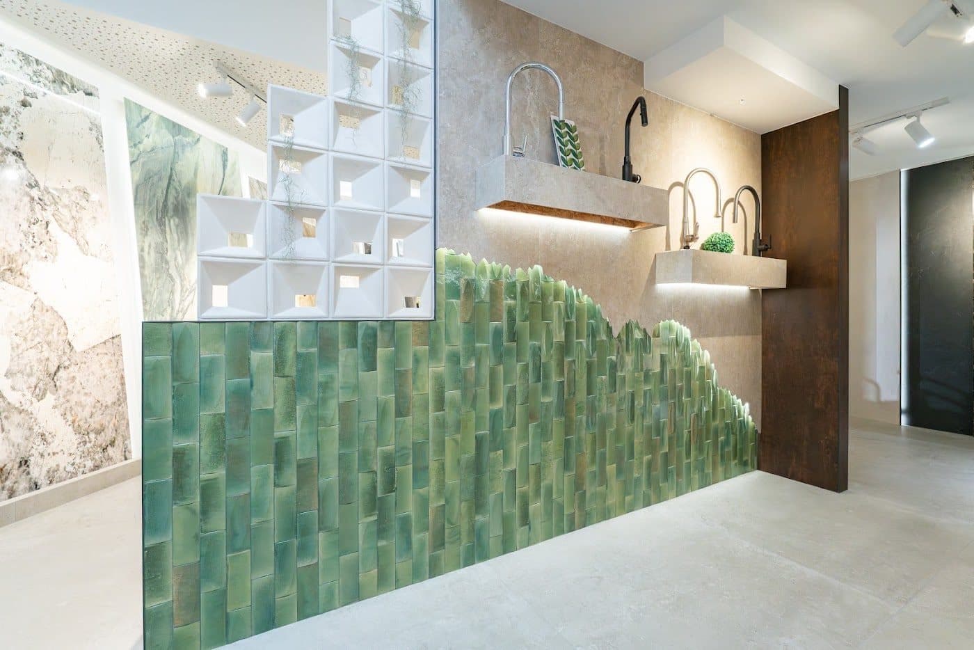 Parede de showroom com azulejo escama verde e coleções em exposição
