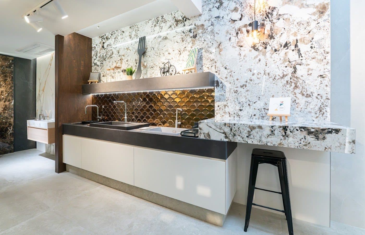 Cozinha com ilha, bancada em pedra e revestimento de design