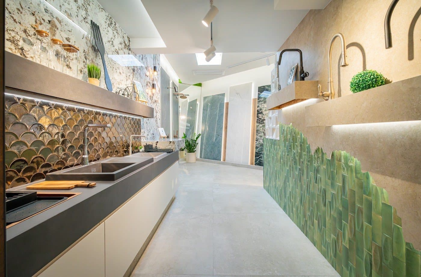 Corredor do showroom MVasconcelos com coleções de cerâmica e banho